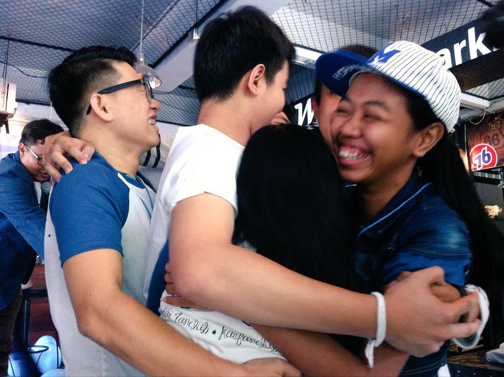KaiiFC's tweet photo. เกมที่ฟินสุดๆ อิ้ๆๆๆ เหยียบหนังสือพิมม์ @kaii_prakasit #lovesickseason2 #lovesicktheseries #HBDGuide16th http://t.co/29cWO192yS