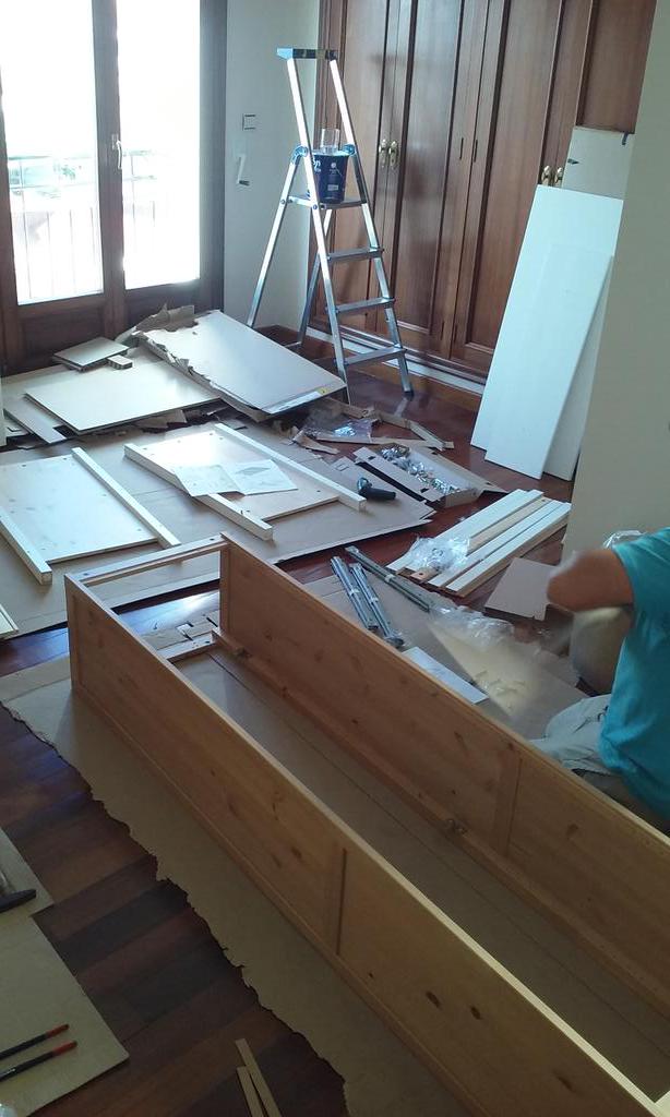 KarmaK16's tweet photo. Montando muebles http://t.co/U6Gy2amELL