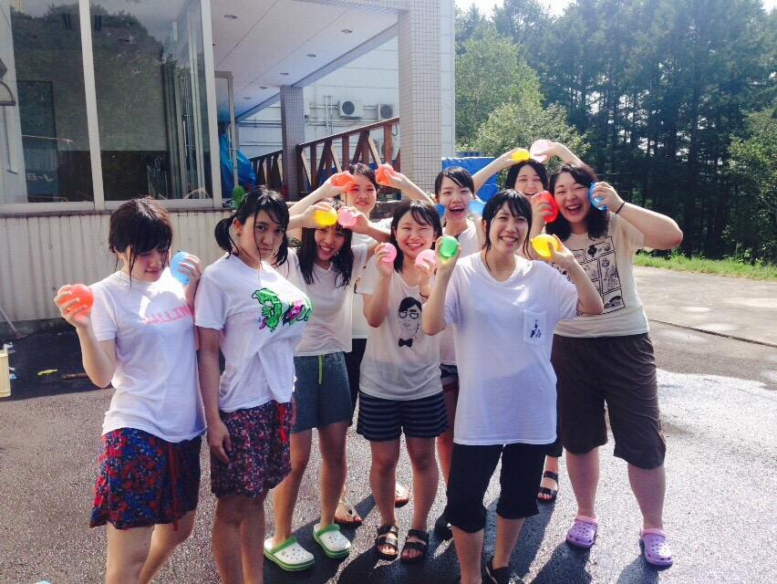 公式 神戸親和女子大学軽音楽部 En Twitter 水遊びとはこういうものだ 水鉄砲なんかいらねえ バケツとホースだけでいいんだ これが親和の水遊び 今日も頭の悪い遊び びしょびしょ Http T Co Nf1mc3iq23