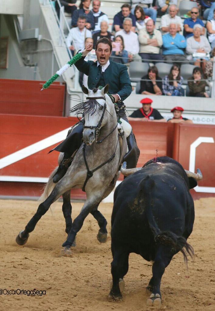 Andy_Cartagena's tweet photo. Ante el complicado sexto #Iluso #Pericalvo y #Zico cuajaron una grandísima y épica actuación http://t.co/z36FuC8xP5