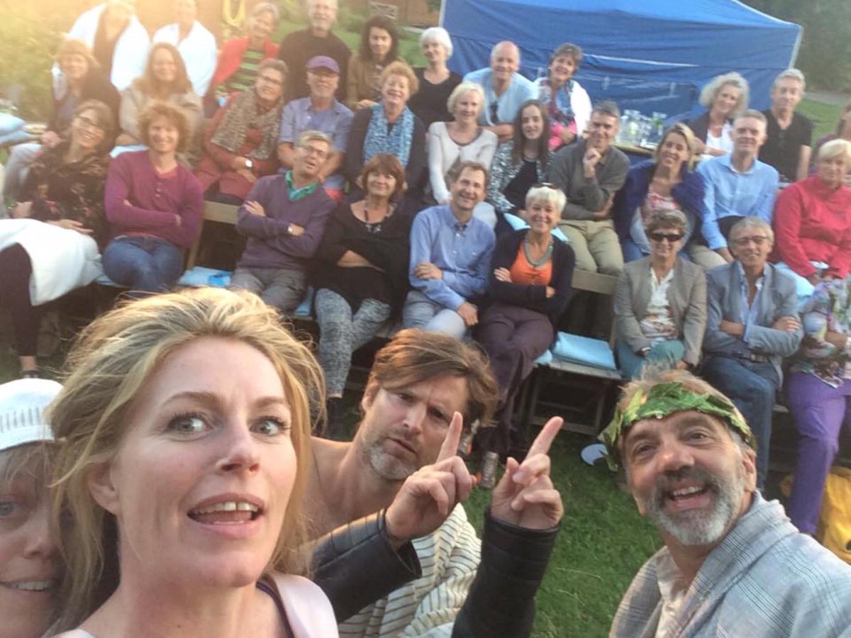 WoudEnsemble's tweet photo. Never a dull moment
@WoudEnsemble kaartverk ook aan de deur
15.00 @stadsboederijalmere.
#cultuur#weekend http://t.co/g1hs8nX96e
