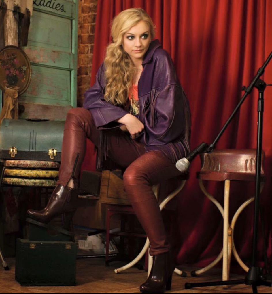 Who is this sexy girl? <a href="/TheCaringGre_/">Beth Greene</a>