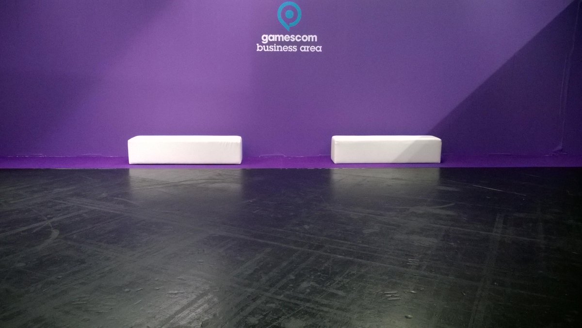 ScattyRatGame's tweet photo. The difference between the Trade and Public areas of Gamescom. ;) #gamescom2015 http://t.co/6Z3J9cMEGD