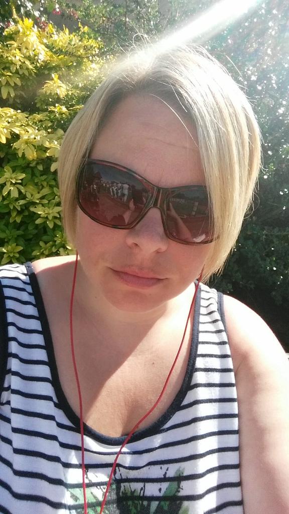 loumc231's tweet photo. Sun, music and abit of bowls = perfect day π #sunshine #workingontan #music http://t.co/QnCtmqCf1P