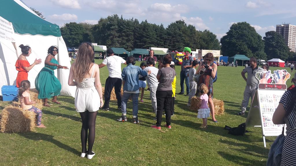 AngelofYouths's tweet photo. @BreezeLeeds @_YourCommunity #Armley Come down and find us. Become a #CommunityAngel @Child_Leeds @YoungLivesLeeds http://t.co/CRne3K7ING