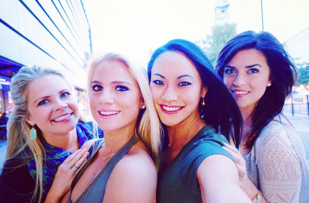 theotherAP's tweet photo. Last day in London w/ @HannahBeaH, @TatumCorley27, and @TaylorRodd πΎπ¬π§β€οΈ #bejaguars #UKwolfpack #ROARinLondon http://t.co/ID4QjNii6U