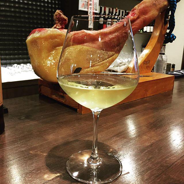 instahachiman's tweet image. 今夜の晩酌🍷
近所のバルで1人で一杯やってます(^^)
今日は朝から接骨師会の事務所の引越しとか、
昼からは研修会で疲れた〜
#Wine
#RawHam
#Bar
#東近江市
#八… ift.tt/1MirRpd