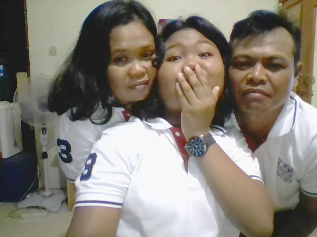 Citta194Citta's tweet photo. aku,mama,dan papa http://t.co/4znZeiTshF