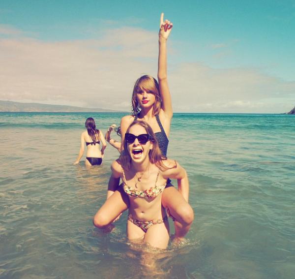 Taylor_SW1989's tweet image. Whoooooohoooo  party on the beach!!!!!♡♥♡