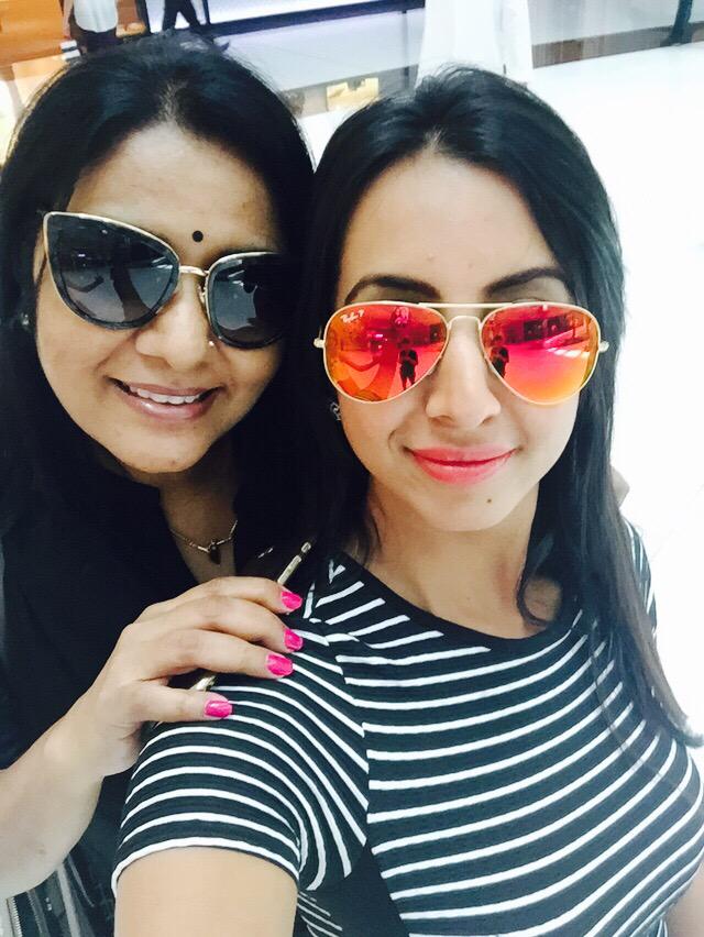 SanjjanaaG's tweet photo. #selfies #siima2015 @vishinduri @BrindaPrasad1 @srikutty45 @nikesha_patell #pujith @siima @RIAZtheboss @visitdubai 🎉🎉 http://t.co/h1XVnHsUh8
