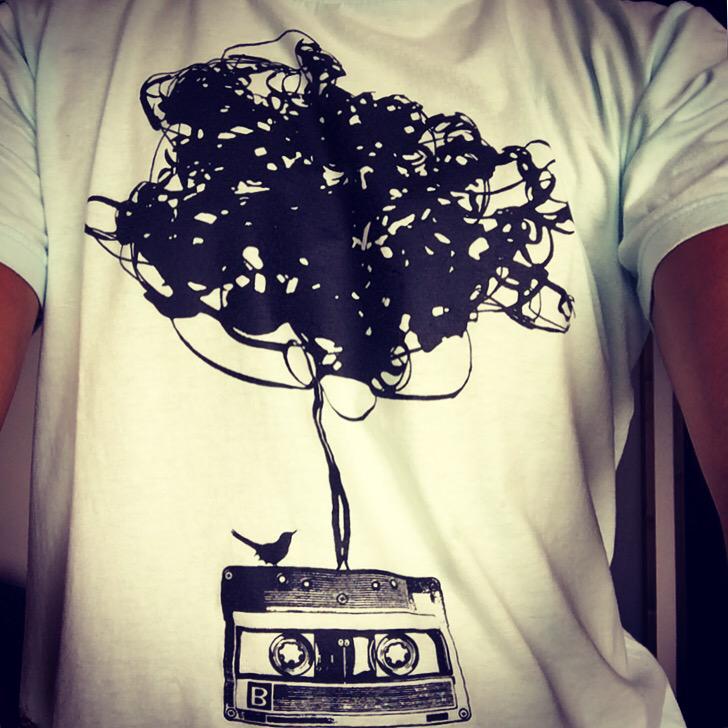 paolokessisoglu's tweet photo. Il bello di questa t-shirt è che molti, dal '90 in poi, non sanno cos'è quella cosa roba rettangolare. http://t.co/95MDmxJFKC