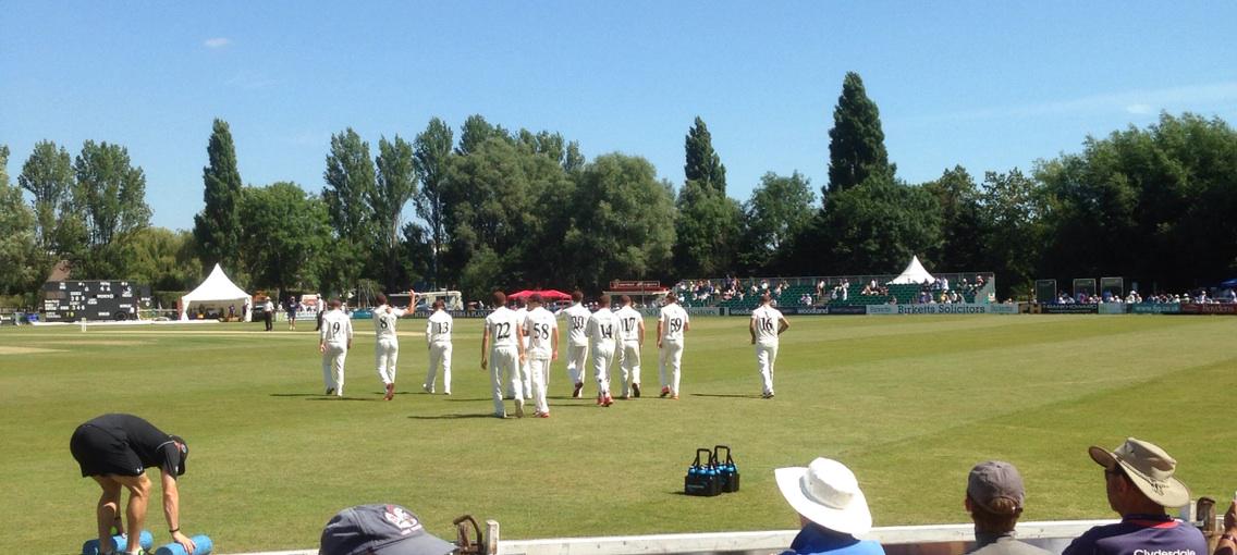 SurreyUltra's tweet photo. Those about to rock π΄ we salute youππππ #sccc #ESSvSUR #awaydays #lvcc2 http://t.co/BibM1q8YLn