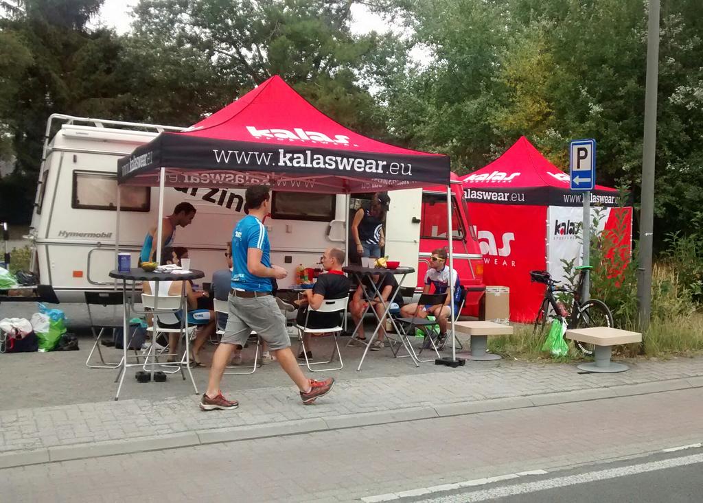 Camper Walter langs het parcours #triathlonlommel  met #Road2tri crew van <a href="/TMCwo/">TMC</a>