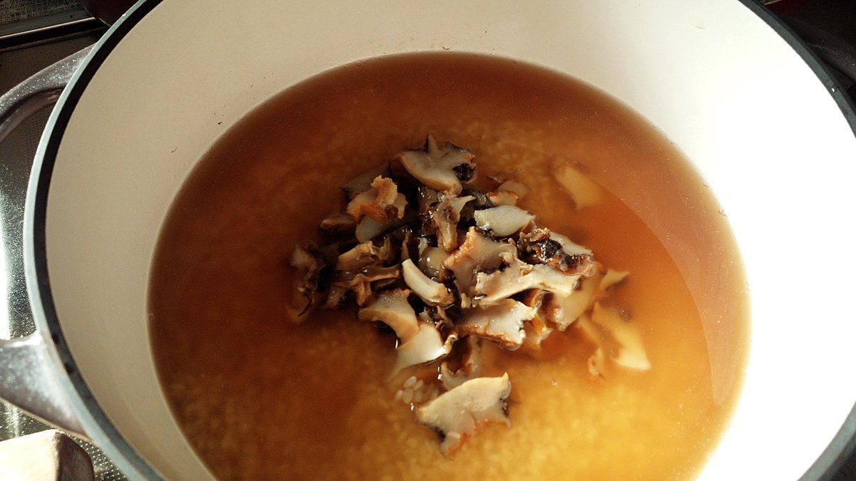 料理研究家 長谷川りえ サザエを大量に頂き バーミキュラでサザエの炊き込みご飯を作りました 醤油 酒 みりんを煮 立火を止めてからサザエを入れ ひと晩下味を付けてから炊き込みました サザエのつぼ焼きにたらした醤油を仕上げに加え贅沢な夏の