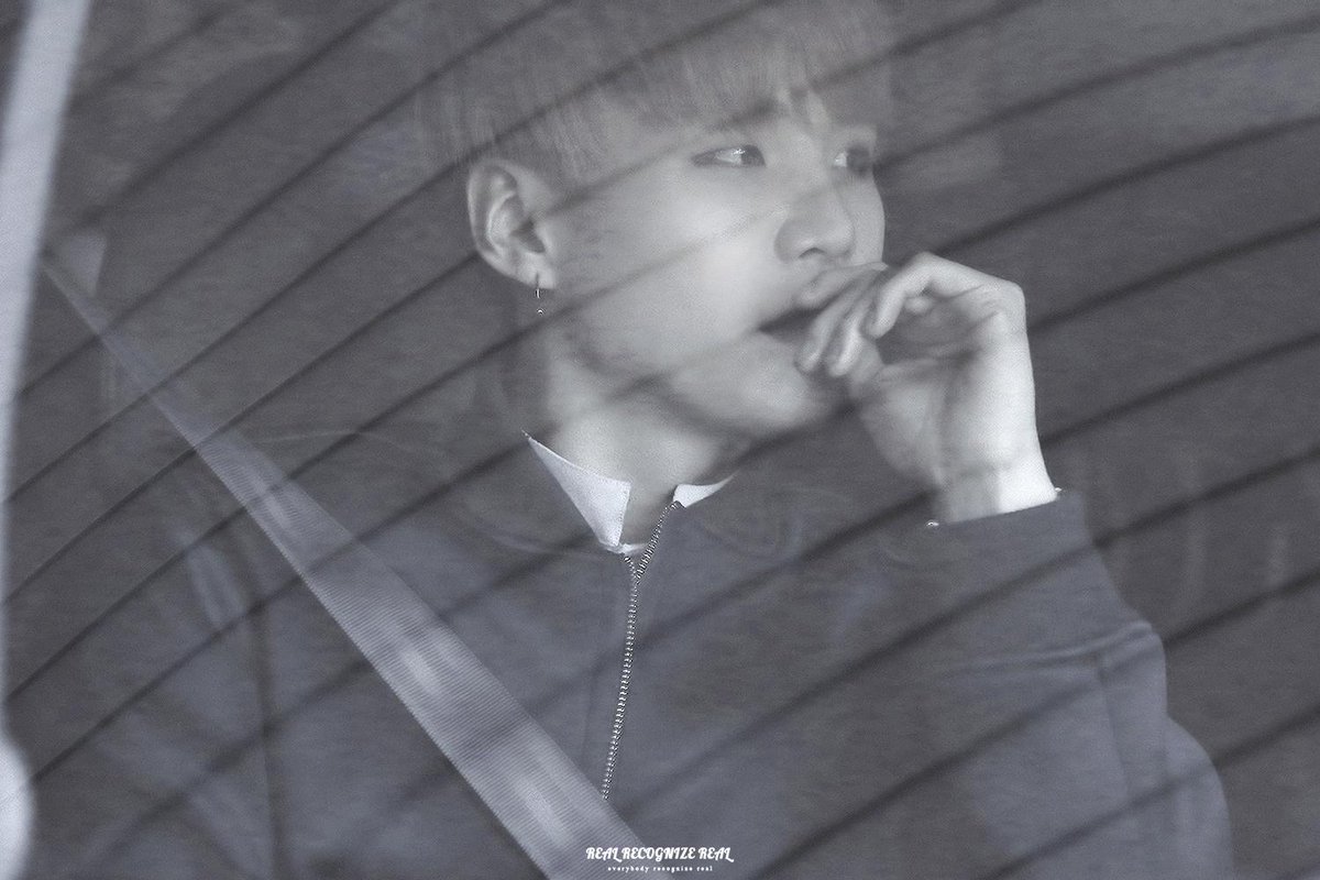 minsuga_kr's tweet photo. 내 몸에서 목소리의 매마른 흔적들이 만져졌다.
내 것이 아니지만 나처럼 말하는.
#방탄소년단 #민윤기 #윤기 #SUGA #슈가 @BTS_twt http://t.co/1C9Cd7pweF