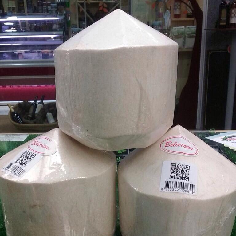 entrecolycolmad's tweet photo. Con este calor, móntate un oasis tropical en casa con nuestros cocos frescos! Lleno de agua de coco dulce! #malasaña http://t.co/q0z82MWT9P