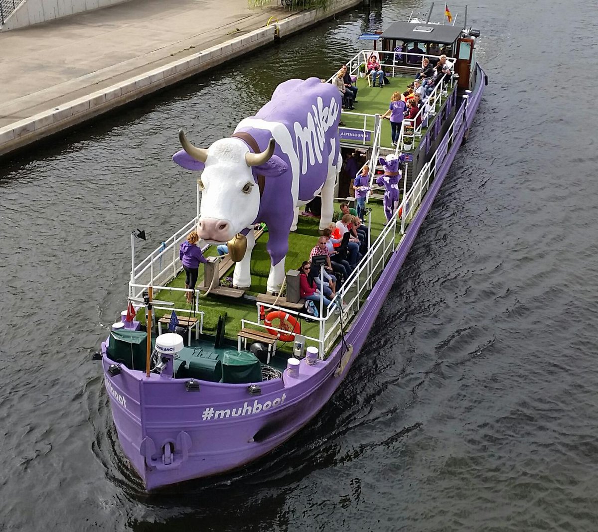 JoergMGehrke's tweet photo. Das #muhboot auf der #Spree - ein fotografischer #milkamoment in #Berlin http://t.co/iMqcQH4jZK