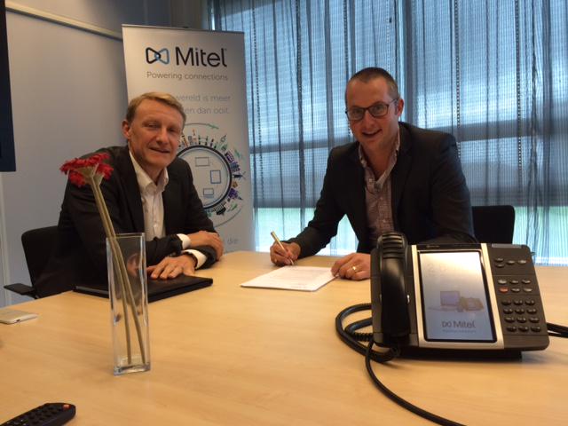 De inkt moet nog drogen... <a href="/BusinessComNL/">BusinessCom</a> tekent cloudpropositie #Mitel #Trots!