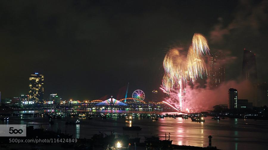 BoingGuayaba's tweet photo. Firework On Han River by khoitran ... At the international fireworks competition 2015 held in Da Nang - Vietnam. http://t.co/3oiXw6b2KE