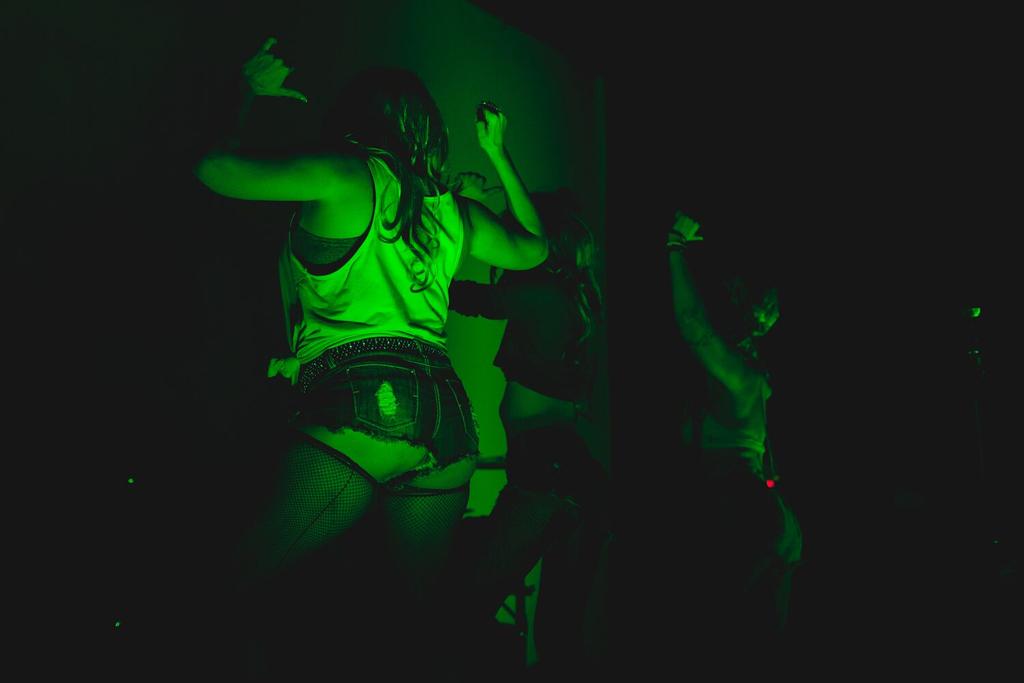 HighOnTrees416's tweet photo. #Twerk & Roll with the ladies of @wearethehigh5.
#HighOnTrees
#RockAndRollCircus http://t.co/nIrtAhfXU5