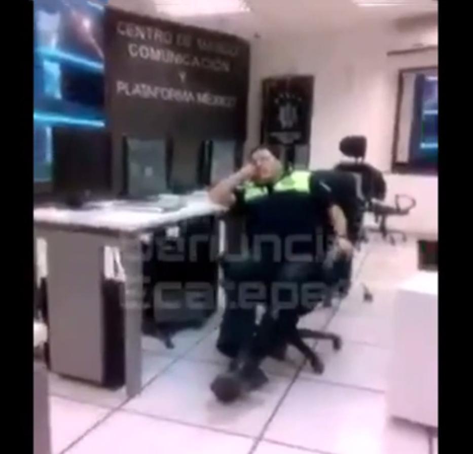 Diario_Supremo's tweet photo. #VIDEO: Policías de #Ecatepec duermen en centro de monitoreo municipal
http://t.co/nmFvE1SDCX| #Edomex #CDMX #Texcoco http://t.co/GDLZKqDtdE