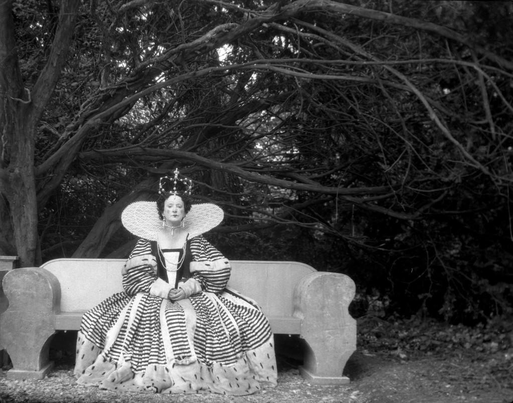Regine, feste e balli in costume. L'aristocrazia britannica in posa nelle foto di Cecil Beaton intern.az/1pfo