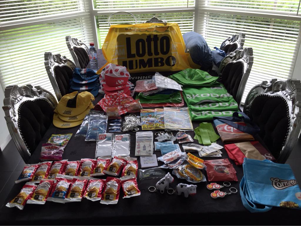 ri_janne's tweet photo. Onze winst tijdens de #TourDeFrance #TourCaravaan #gadgets ;) http://t.co/9ZNgAn07Dz