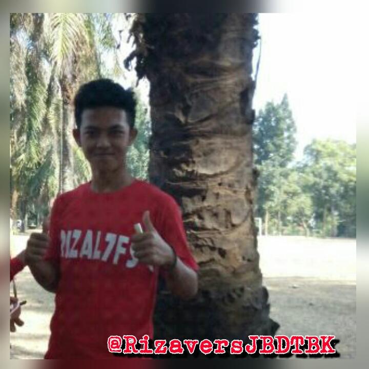 RizaversJBDTBK's tweet photo. Nii Baju RizalLovers nya udah di pake sama ka RizaL,,  buat Seru seruan Bareng kita 🙌🙌 Biar Makin Kompakk🙌 @rizal7fs http://t.co/8U1AJtu8rO