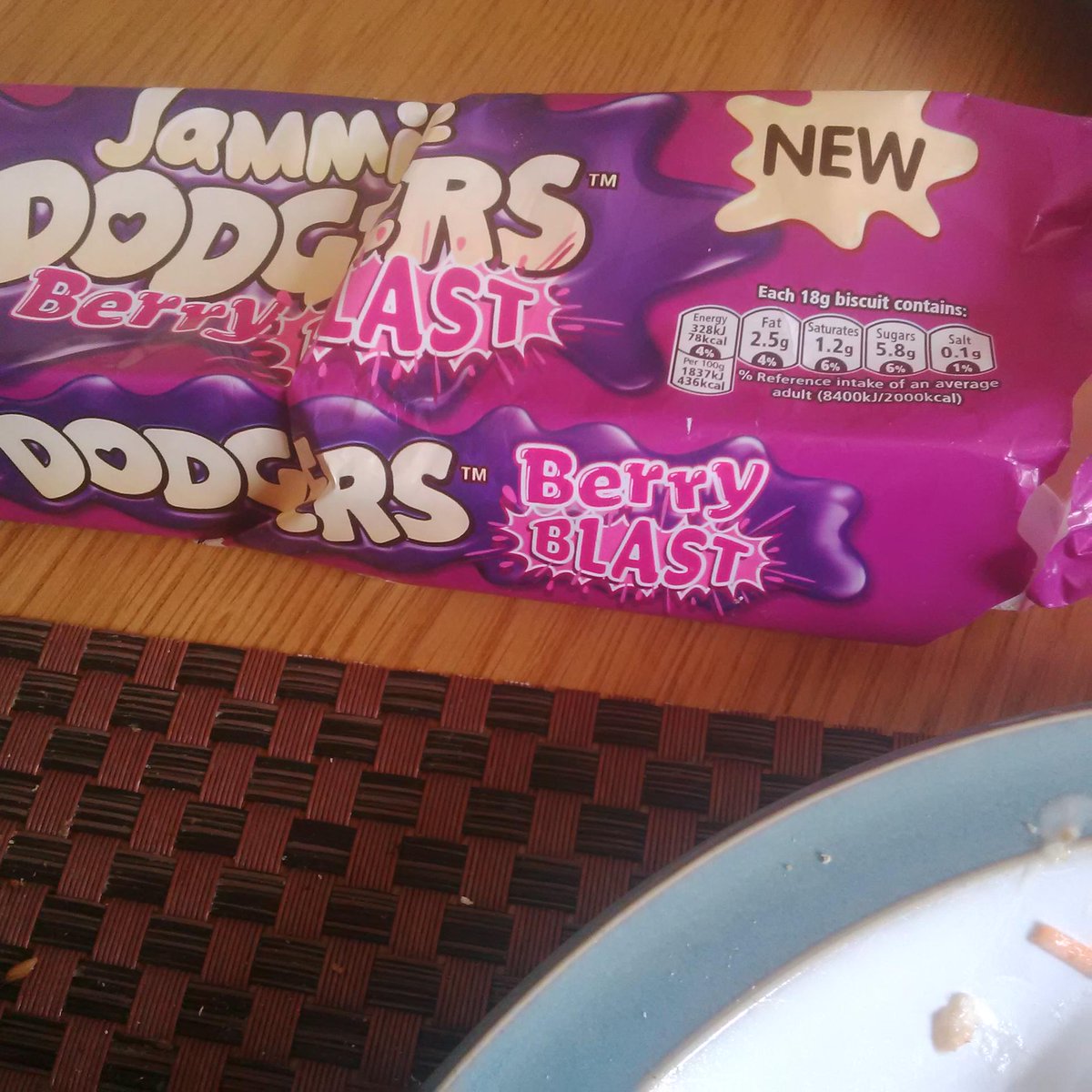 CliqueCaerdydd's tweet image. Confusingly, #JammieDodgers #BerryBlast flavour is made of blackcurrant-flavoured plum jam

#burtonsbiscuits