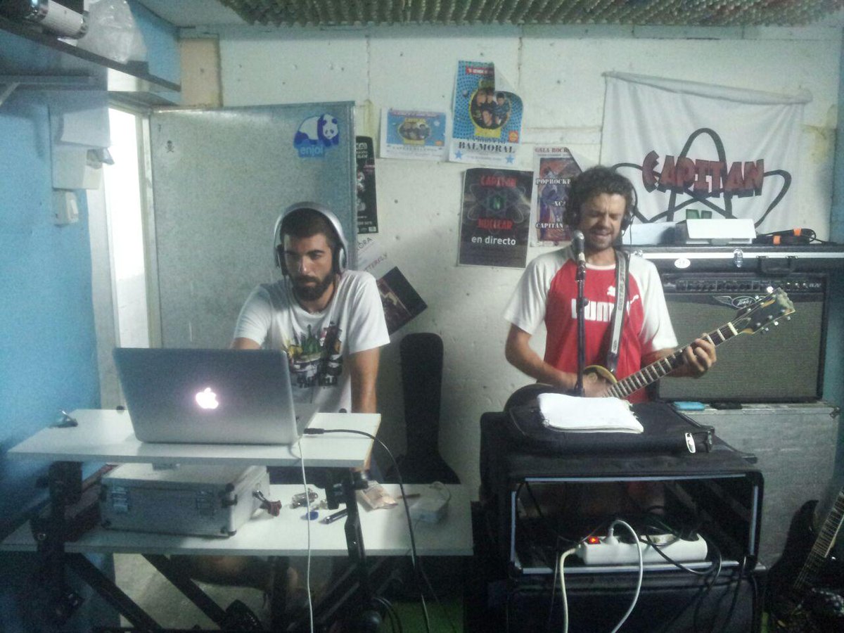 DesustanciaRock's tweet image. Amb el tito @WhiteRecorder començant a gravar les guies per al que serà el nostre proper treball. Quin  gustasooooooo