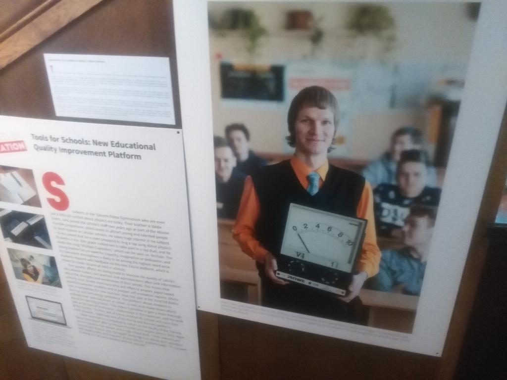 ZarinaDace's tweet photo. Eju pa IZM gaiteņiem un atkal @Valdis_Z priekšā! http://t.co/xfFJs51C6I