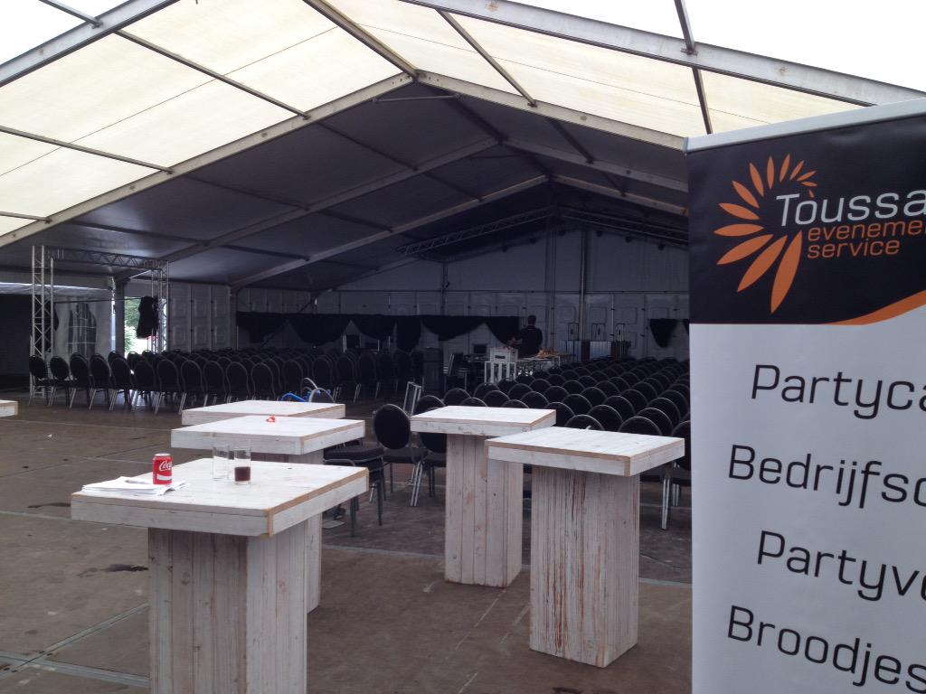 ToussaintHoreca's tweet photo. Opbouw VIP tent @VarendCorso in volle gang . Nog een paar dagen en dan gaan we er weer een mooi feest van maken!! http://t.co/u8dFva8KhL