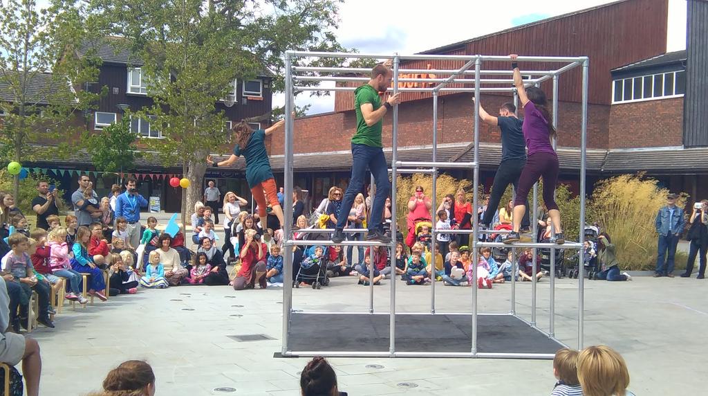TryItFestival's tweet photo. Great dance performance by @MotionhouseDT at #Hampton_Square #captive15 http://t.co/o0hyF5YCGI