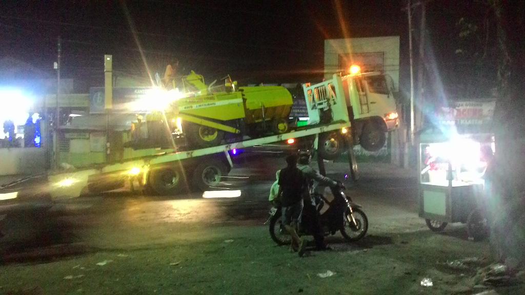 Alat berat sudah mulai diturunkan, jalan borobudur segera di lakukan perbaikan <a href="/kabarklaten/">Kabar Klaten</a>