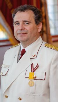 Sirsnīgi sveicam mūsu priekšnieka vietnieku Intaru Zitānu ar jauno pakāpi - ģenerālis! vugd.gov.lv/lat/aktualitat…