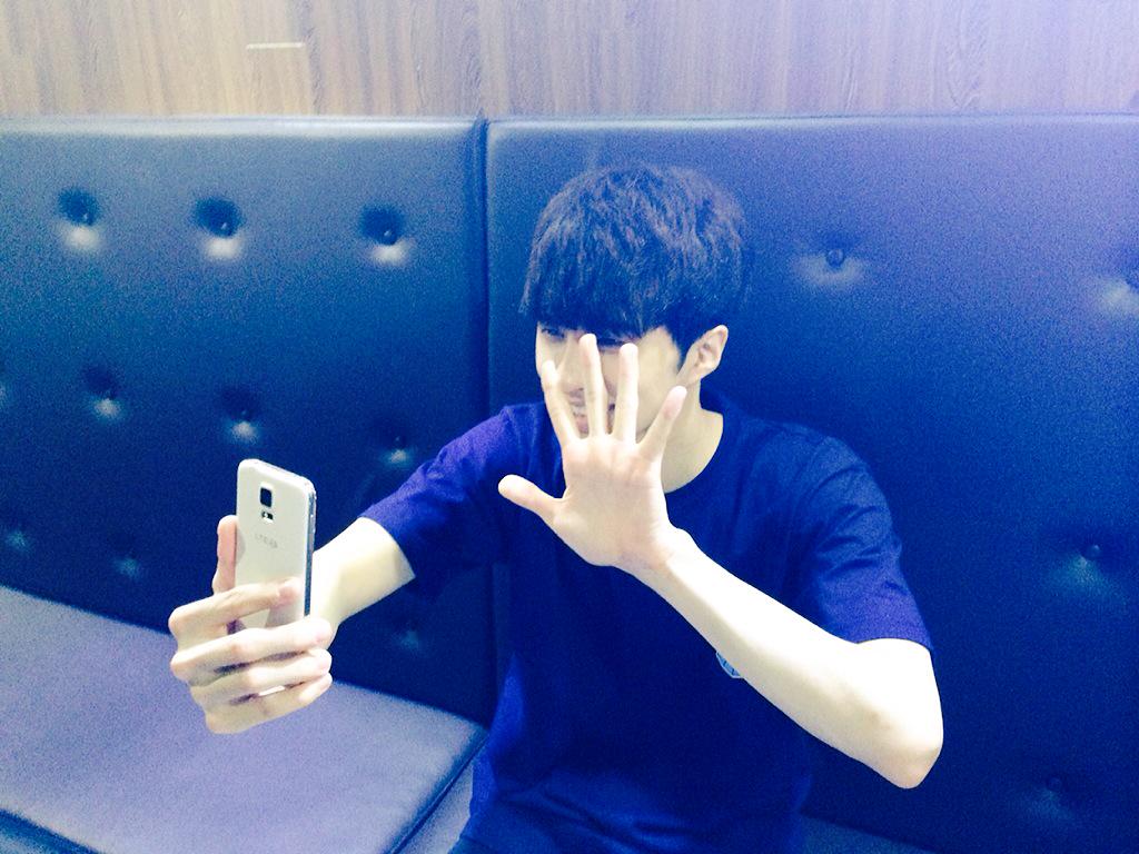 RealVIXX's tweet photo. 한장 더 공개하는 로빅이다. 별빛애기 안녕중이다. http://t.co/g4YYbihWrc