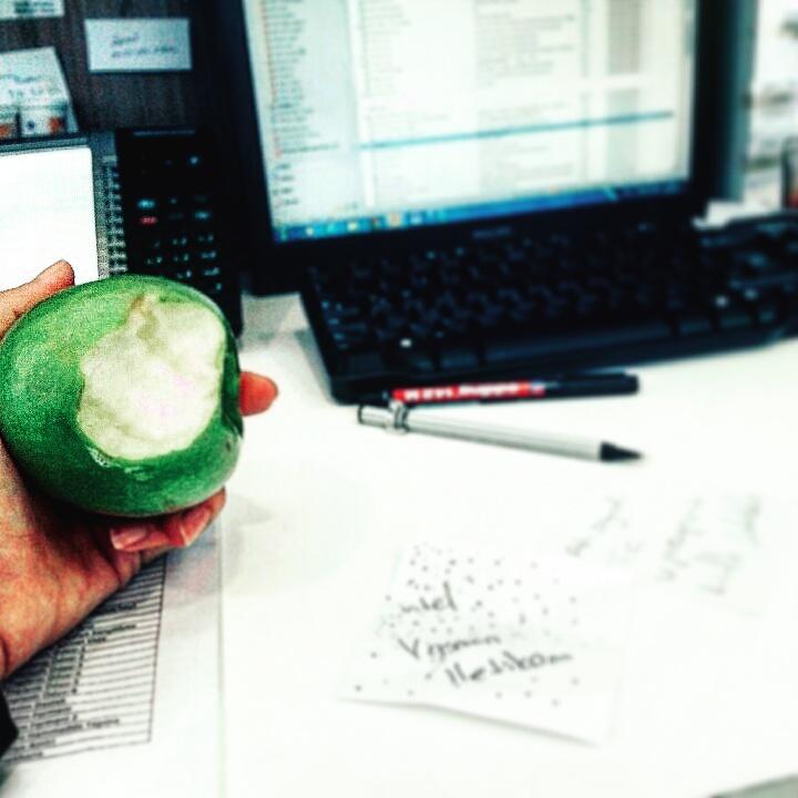 BusraEr74's tweet photo. İşler güçler.. #YeşilElma 🍏💎💕 http://t.co/ARrUt2fDAL