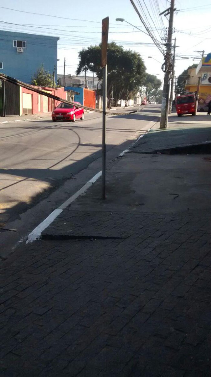 vcreporter's tweet photo. Fiação solta coloca pedestres em risco em SP; foto do leitor Marcos Bello #vcreporter http://t.co/B8VMFoXYVl http://t.co/KdvWMkRnbX