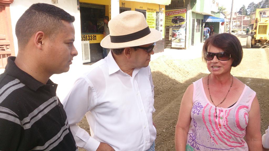 Territoriocompa's tweet photo. En las obras de la Cra52 el alcalde de @mpioGuarne habló con varios usuarios, quienes agradecieron su gestión. http://t.co/icwsjTWqWP