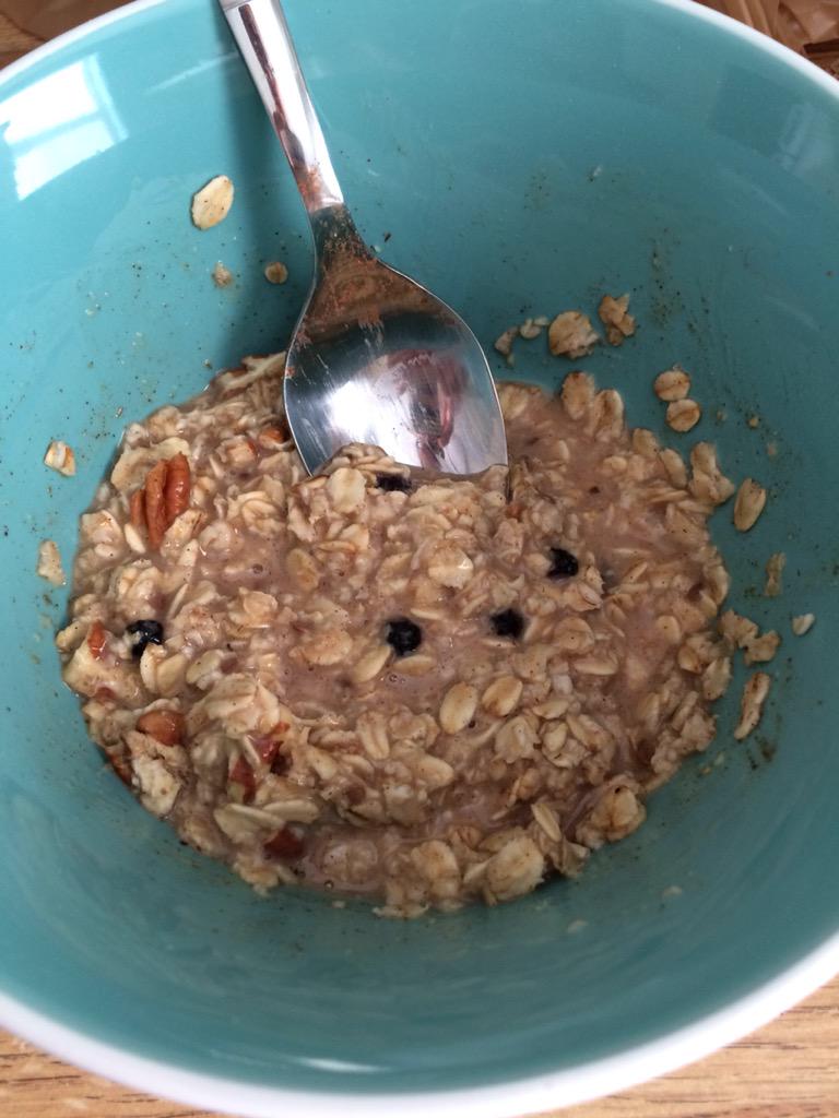 Gesella_L's tweet photo. Getting back into the school grove. Almost time to go back #earlymorningssuck #oatmeal #healthystart http://t.co/SbEtdDTxwT
