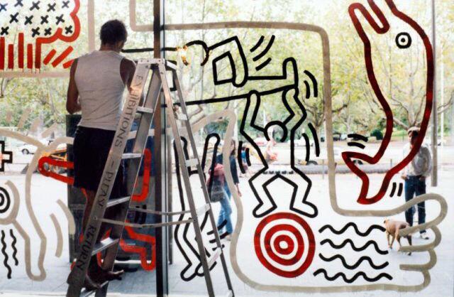 vcngogh's tweet photo. Keith Haring painting the National Gallery of Victoria mural in Australia, February 1984. http://t.co/I7yi9Pa2Aa