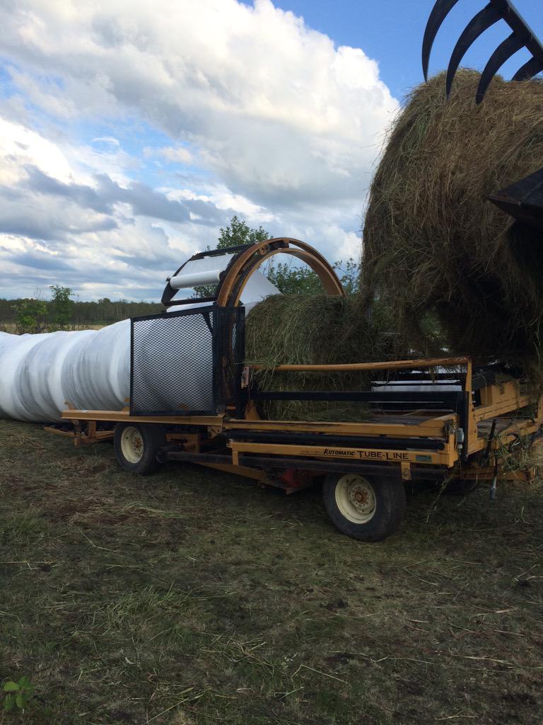 JPreston223's tweet photo. Last night was a busy night, did our first silage bales with the new rig #farm365 #needfeed #milletsilage http://t.co/jxz8RduVtB