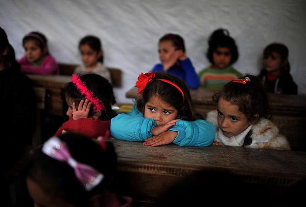 Suriye'de yaşayan Türkmenler bugün DAEŞ ve YPG militanlarının çatışmaları arasında kalıyor u.aa.com.tr/563945