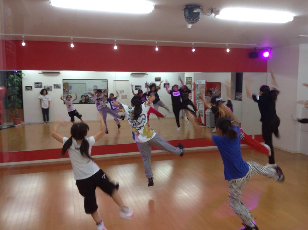 HiSTOMP's tweet photo. 今日のYU-P先生のレッスンの様子！振付を中心にノリを伝えていました‼︎グルーヴィー‼︎‼︎‼︎‼︎‼︎☺️皆身体が効く効く‼︎‼︎ http://t.co/LocYpEk7mG