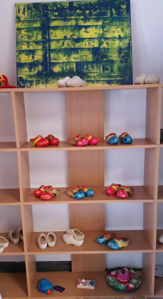 Nu alle klompjes weggelopen zijn, m'n eigen klompenkast aanvullen v.a. €19,99 per paar. (Prijzen variëren per maat)