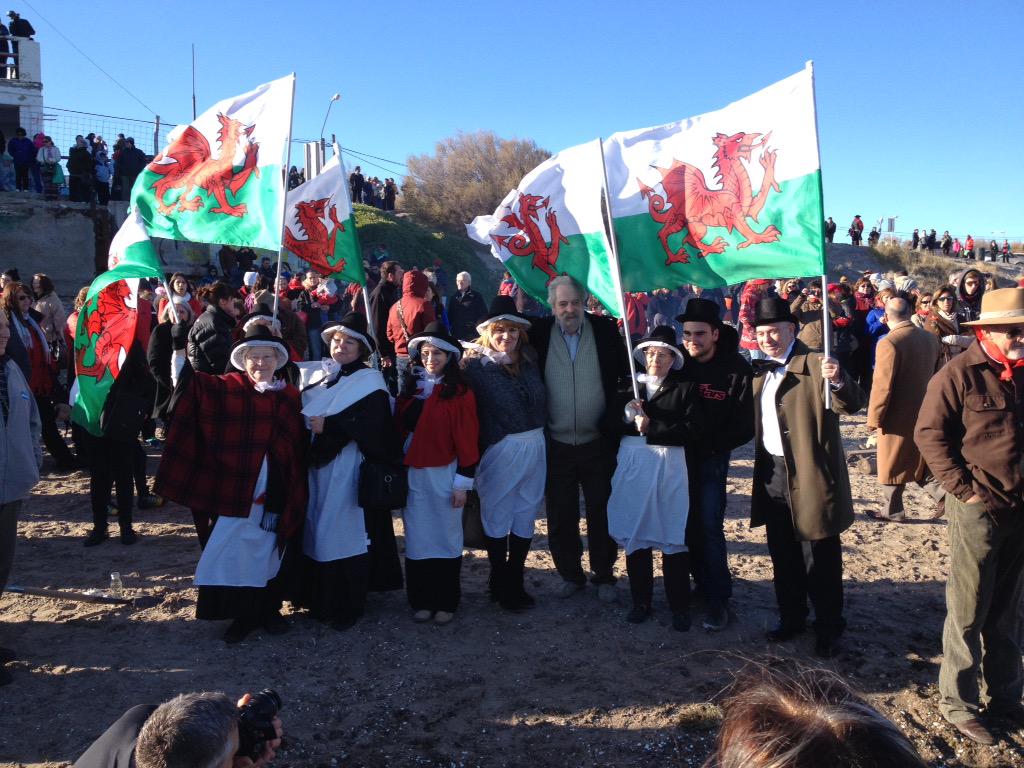 Patagonia150's tweet photo. .@SteffMess "Cannoedd ar draeth Porth Madryn lle glaniodd Cymry'r Mimosa 150 o flynyddoedd yn ol". #patagonia150 http://t.co/k4bG536fRg