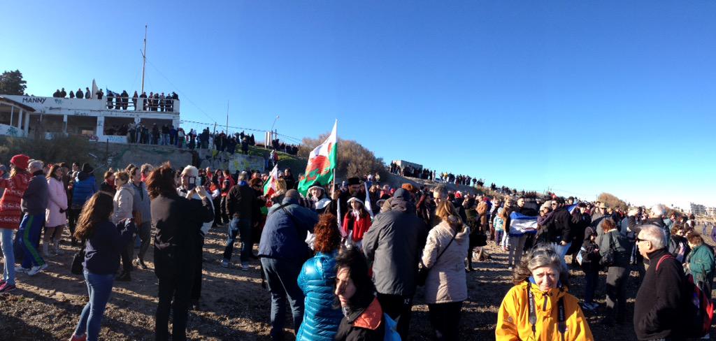 Patagonia150's tweet photo. .@SteffMess "Cannoedd ar draeth Porth Madryn lle glaniodd Cymry'r Mimosa 150 o flynyddoedd yn ol". #patagonia150 http://t.co/k4bG536fRg