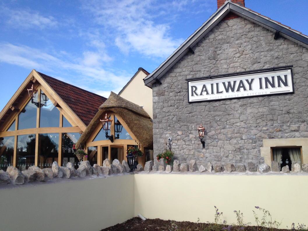 Fantastic teamday @TeamGlastonBury <a href="/thatchers_cider/">Thatchers</a> <a href="/R_Halfpenny/">Rebecca Halfpenny</a> thank you &amp; congrats on Railway Inn opening😘