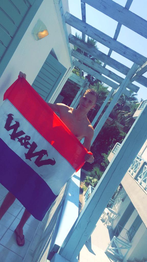 PhilipTiesto's tweet photo. Klaar voor morgen starbeach!! @WandWmusic waar kunnen we jullie op een biertje trakteren in cherso? 🍻 http://t.co/aanyxt1elc