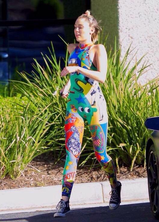 MilesLoveCake's tweet image. Fiquei focando no cabelo q só agr vi aquela carinha nas partes de baixo #MTVHottest Miley Cyrus